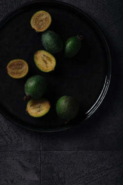 Feijoa koyu gri arka plan üzerinde koyu bir plaka üzerinde