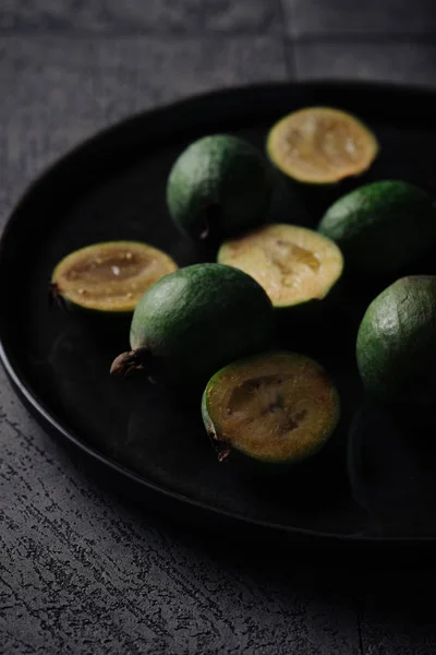 Feijoa Egy Sötét Lemez Egy Sötét Szürke Háttér — Stock Fotó