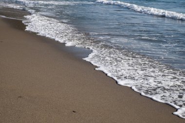 kumlu plajı ve dalgalar