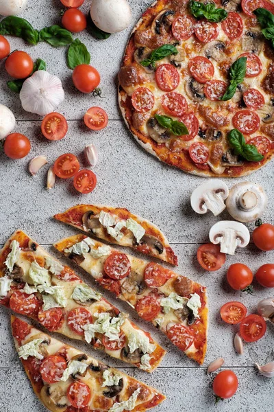 Lezzetli ev yapımı pizza domates, mantar ve peynir