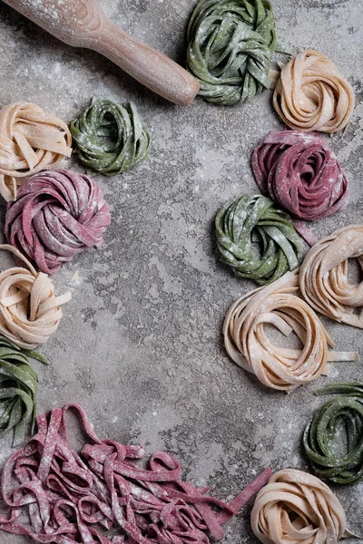 Tagliatelle lezzetli ev yapımı renkli makarna