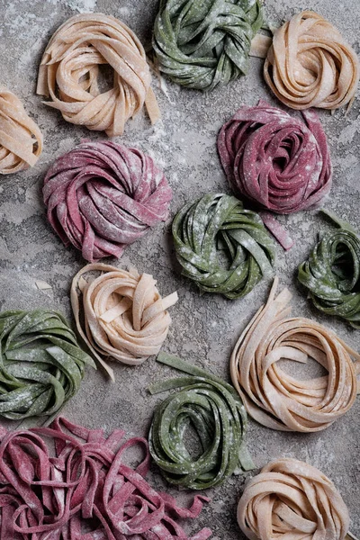 Tagliatelle lezzetli ev yapımı renkli makarna