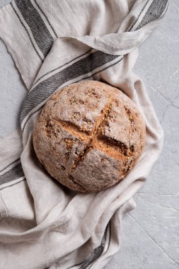 Bir havlu üzerinde keten tohumu ile Yuvarlak ev yapımı ekmek