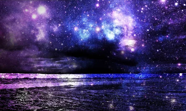 Gece gökyüzü ile Atlantik Okyanusu üzerinden Fırtınalı hava deniz manzarası