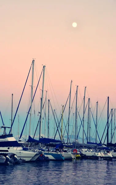 海景与帆船在一个小海港 — 图库照片