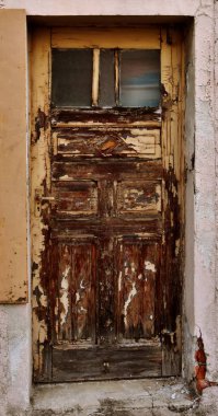 eski bir ahşap kapısını kapat