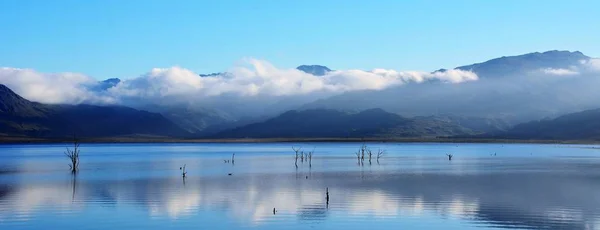 风景与 Theewaterskloofdam 在早晨光 — 图库照片