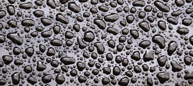 yağmur damla siyah bir zemin üzerine yakın çekim