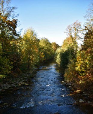 Bir nehir üzerinde bir güzel ile sonbahar sabah manzara
