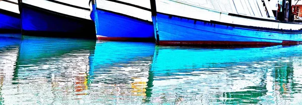 Zblízka Modré Rybářských Člunů Malém Přístavu — Stock fotografie