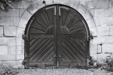 Duvardaki eski ahşap kapıyı kapatın