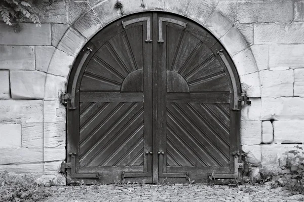 Duvardaki Eski Ahşap Kapıyı Kapatın — Stok fotoğraf