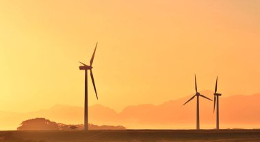 Gündoğumunda Goliath yel değirmenleriyle manzara