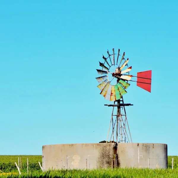 南非一个农场的风车水泵景观 — 图库照片