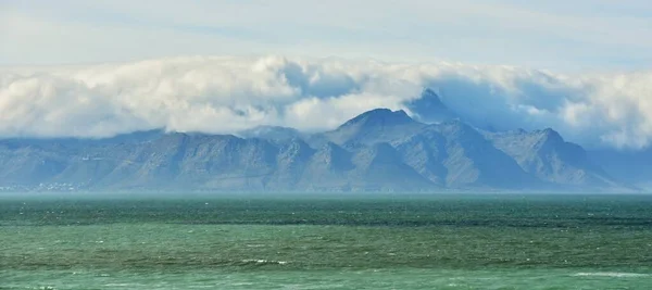 穿越假海湾的奥弗堡山脉的海景 — 图库照片