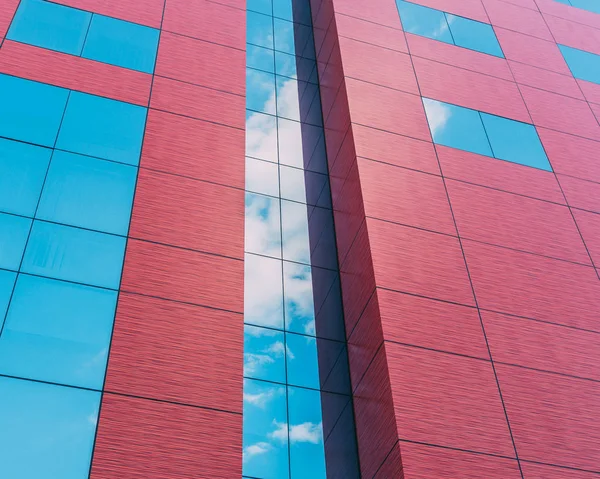 Червона Офісна Будівля Відображає Хмари Стокове Фото