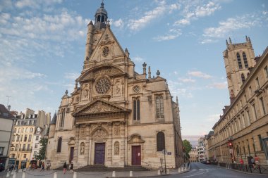 Paris, Fransa - 13 Temmuz 2019: Pantheon yakınlarındaki Saint-Etienne-du-Mont Kilisesi. İçinde Paris 'in koruyucu azizi Aziz Genevieve' in mabedi var..