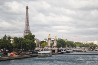 Paris, Fransa - 13 Temmuz 2019: Paris, Fransa 'da Eyfel kulesiyle Seine Nehri' ne yelken açan tekne.