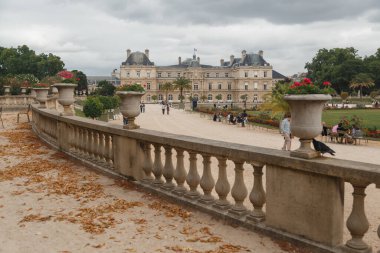 Paris, Fransa - 13 Temmuz 2019: Lüksemburg Sarayı, Lüksemburg Bahçesi. Bulutlu. Paris 'teki Lüksemburg Sarayı 17. yüzyılda Fransız klasik mimarisinin ilk büyük örneğidir..