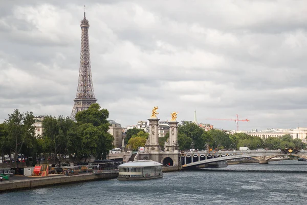 Παρίσι Γαλλία Ιουλίου 2019 Σκάφος Πλέει Στον Ποταμό Σηκουάνα Φόντο — Φωτογραφία Αρχείου