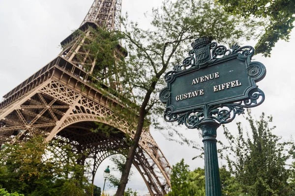 Paris França Julho 2019 Torre Eiffel Nublado Vista Inferior — Fotografia de Stock