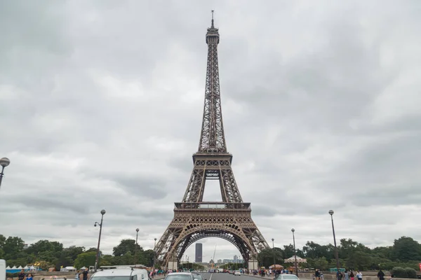 Παρίσι Γαλλία Ιουλίου 2019 Συννεφιασμένος Πύργος Του Άιφελ Κάτω Όψη — Φωτογραφία Αρχείου