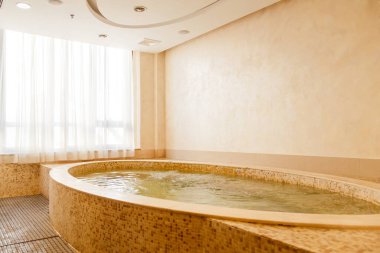 Otel spa merkezinde jakuzi banyosu.