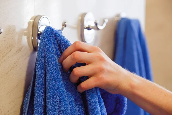 Handdoek Voor Handen Opknoping Een Rek Badkamer — Stockfoto