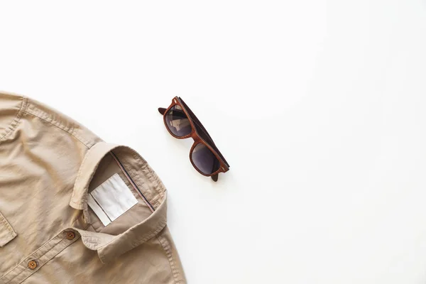 Модная Концепция Мужская Рубашка Солнечные Очки Изолированы Белом Фоне Плоская — стоковое фото