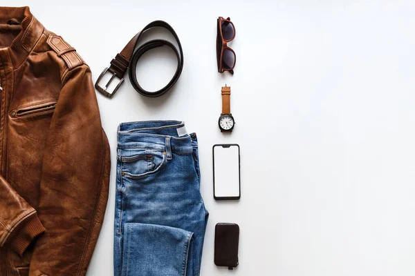 Mężczyzna płaski świecki hipster lato moda zestaw akcesoriów i ubrań na biało. Przestrzeń kopiowania po prawej — Zdjęcie stockowe