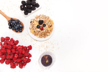 Sağlıklı kahvaltı kahvaltısı mısır gevreği kavramı ve taze meyveler beyazda izole edilmiş. Üst görünüm.