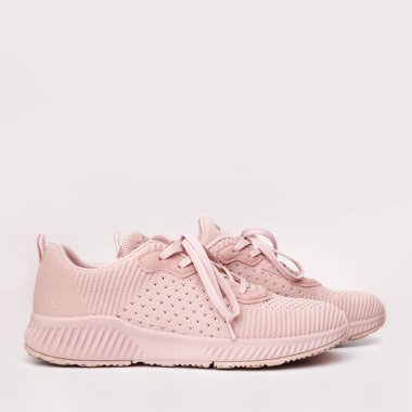 Beyaz arka planda izole edilmiş pembe kadın ayakkabıları. Spor ayakkabıları.