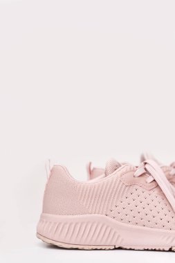 Beyaz arka planda izole edilmiş pembe kadın ayakkabıları. Spor ayakkabıları.