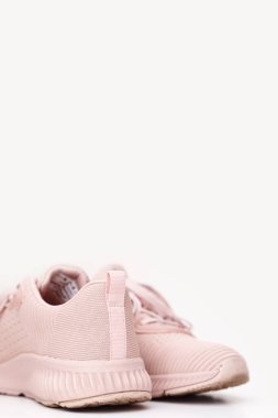 Beyaz arka planda izole edilmiş pembe kadın ayakkabıları. Spor ayakkabıları.