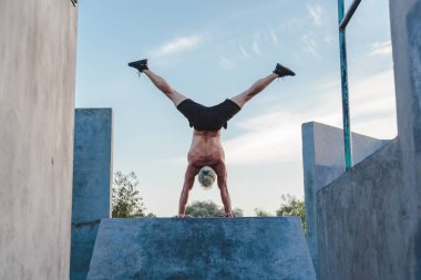 Spor sahasındaki sporcunun yoga pozu, doğal yaşam tarzı fotoğrafı..