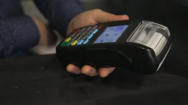 Närbild ung man betalar för beställning med kreditkort NFC teknik med hjälp av bank terminal — Stockvideo
