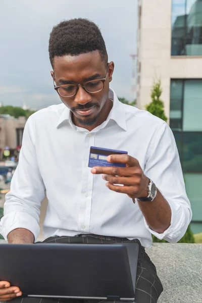 Biznesmen Korzystający Karty Kredytowej Laptopa Zewnątrz — Zdjęcie stockowe