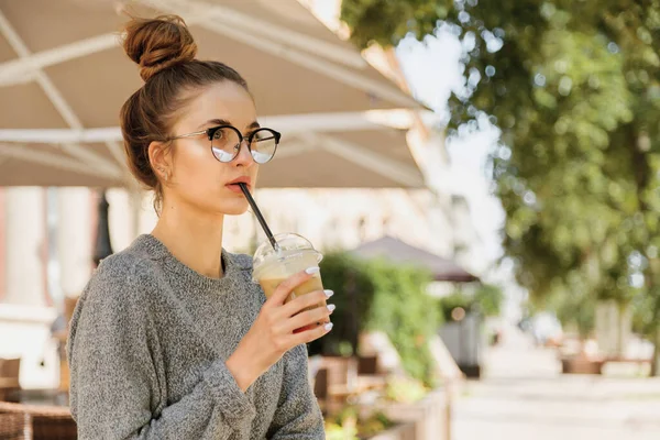 Sola Mujer Joven Gafas Bebiendo Batido Mirando Hacia Otro Lado — Foto de Stock