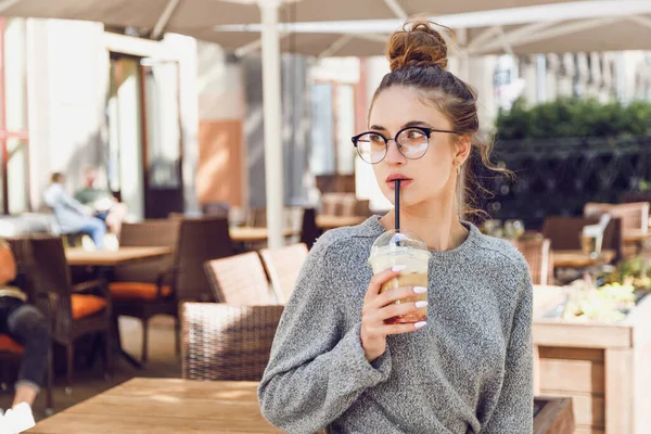 Mujer Joven Suéter Gris Calle Café Bebidas Cóctel Mira Hacia —  Fotos de Stock