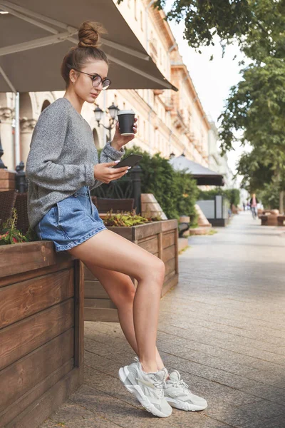 Joven Mujer Bonita Con Estilo Con Teléfono Inteligente Llevar Taza — Foto de Stock