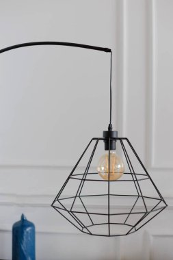 Yakın çekim retro tarzı ampul lambası, tavan arası tarzı iç dekorasyon.