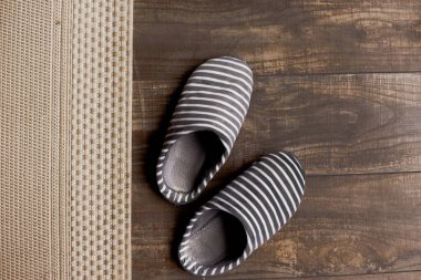 Kahverengi parke zemininde terlikler