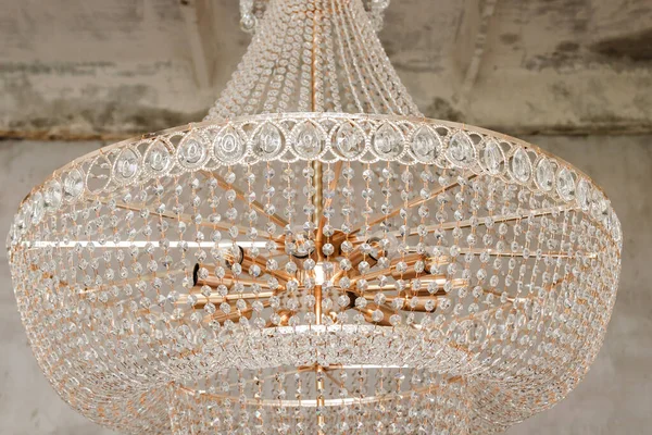 Lustre chrystal en gros plan dans l'intérieur du loft — Photo