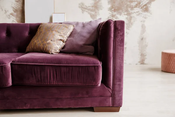 Lila Samt-Sofa mit goldenem Kissen im Wohnzimmer — Stockfoto