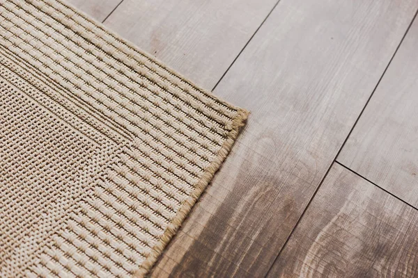 Laminátová parketa podlaha s béžovým měkkým kobercem — Stock fotografie