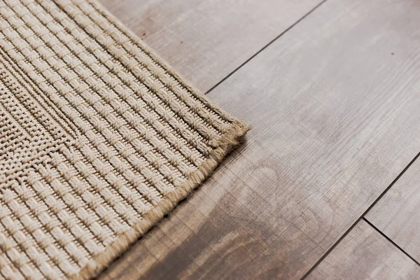 Suelo laminado parquete con alfombra suave beige —  Fotos de Stock