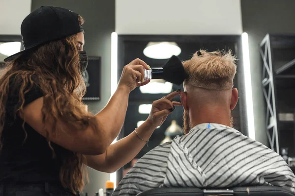 Der Friseur Reinigt Nach Einem Haarschnitt Den Hals Eines Jungen — Stockfoto