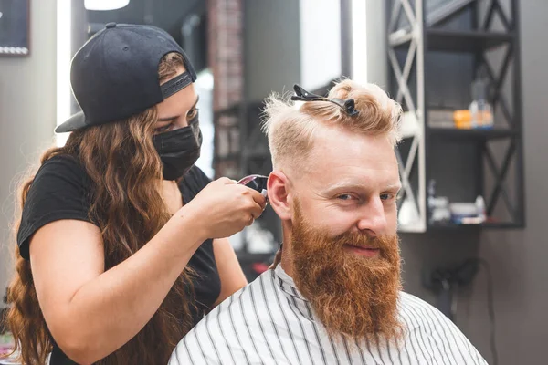 理发店里男人的发型头发护理 戴着防毒面具的女理发师 检疫中的理发 — 图库照片