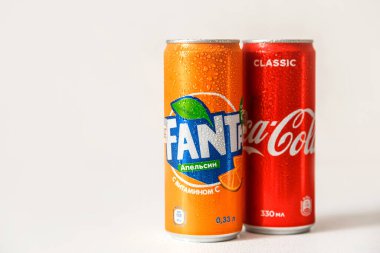 Minsk, Belarus - 18 Eylül 2020: Coca-Cola ve Fanta kutularında yoğunlaşma damlaları var. Coca-Cola Company tarafından üretilen iki içecek.