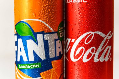 Minsk, Belarus - 18 Eylül 2020: Coca-Cola ve Fanta kutularında yoğunlaşma damlaları var. Coca-Cola Company tarafından üretilen iki içecek.